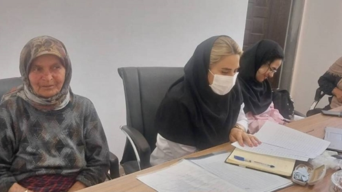 با حضورپزشک خانواده، ماما و بهورز و اجرای مراقبت های بهداشتی و درمانی در سطح روستا